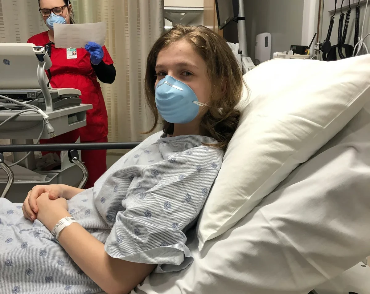 Une jeune fille à l’hôpital, attendant son rendez-vous médical